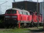 Die 225 802-8 steht vor einingen Schrott V60er.