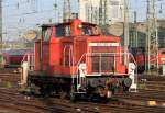 Das Stangenmoped 363 701-4 rangierte flugs hinter der E10 hinterher und zieht diesen am 04.06-2010 aus dem Frankfurter Hbf in Richtung Mainzer Becken.