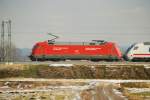 101 103-0 hat ihren IC am Steuerwagen eingehakt.