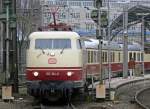 103 184-8 bei der Ausfahrt aus K�ln Hbf am 21.01.2010