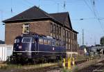 Vor dem inzwischen abgerissenen Kantinengeb�ude in K�ln Bbf r�ckt die 110 320 zum n�chsten Einsatz aus.
