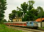 111 031-1, schiebt ihre RB durch den Bahnhof A�ling, Obb.