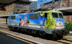111 066, aufgenommen in ihrem nagelneuen  200 Jahre Biergarten -kleid auf der Anfahrt zur Taufe auf Gleis 35 im Hbf M�nchen, am 11.05.12.