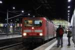 Gerade hat man an 143 819-1 das selbstgebaute Letzte Fahrt Schild angebracht.
