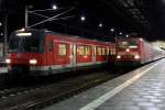 Der 420 833 steht neber der 143 132 steht am Abend des 11.12.2010 im Wiesbadener Hbf´s.
