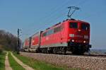 151 056 ist mit einem KLV-Zug unterwegs.