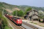 Mit vereinten Kr�ften ziehen die 151 107 und 151 165 den Erzengel aus Rotterdam nach Dillingen, aufgenommen im alten Bahnhof Hatzenport.