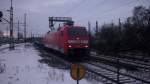 152 146-7 f�hrt mit nur wenigen Containern durch Uelzen.