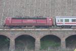 Die Orientrote 181 215 am 24.5.10 auf dem Hangviadukt in P�nderich