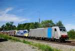 186 104 + 189 912, aufgenommen am 04.08.11, bei der Durchfahrt durch A�ling.