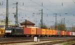 ES 64 F4-157, aufgenommen vor einem Containerzug bei der Durchfahrt durch Treuchtlingen.