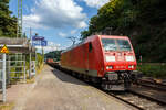 Die Schweiz taugliche 185 115-3 (91 80 6185 115-3 D-DB) der DB Cargo Deutschland AG fährt am 21 August 2025 mit einem gemischten Güterzug durch Scheuerfeld/Sieg in Richtung Köln.

Die TRAXX F140 AC1 wurde 2003 von der Bombardier Transportation GmbH in Kassel unter der Fabriknummer 33554 gebaut. Man kann es auch an den vier Stromabnehmern erkennen, die Lok hat die Zulassung für Deutschland und die Schweiz (D/CH).