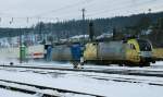 ES 64 U2-011 + 185 514-7, aufgenommen am 27.02.10, bei der Durchfahrt durch Treuchtlingen.