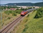 IC Insubria Stuttgart-Z�rich in der Hattinger Kurve oberhalb M�hringen mit Zuglok 120, verkehrsrot und Schweizer IC-W�gen noch im grauen Farbkleid.