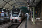 Der vierteilige Stadler KISS - IC2 4109 der Baureihe 4110 (ex Westbahn) der DB Fernverkehr AG am 08.12.2022 beim Halt im Hauptbahnhof Dresden auf Gleis 3 in der Südhalle.