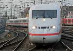Ein ICE 2 bei der Einfahrt in K�ln Hbf.