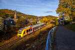 Heute Morgen bis zum Nachmittag sah es noch nicht danach aus, aber ab dem späten Nachmittag war Indian Summer.....
Zudem wurde in Herdorf an der Strecke der Hellertalbahn (KBS 462), zwischen dem Einfahrtsignal aus Betzdorf kommend und dem Bahnhof, großzügig freigeschneiten und Bäume gefällt. So ist nun eine neue Fotostelle entstanden. Was jetzt noch fehlt wären besondere Züge, wie früher in den 70/80er Jahren der TEE VT 11.5 (Baureihe 601). So muss mit der HLB vorlieb nehmen.

Hier verlässt der VT 502 (95 80 1648 102-9 D-HEB / 95 80 1648 602-8 D-HEB) ein Alstom Coradia LINT 41 der neuen Generation der HLB (Hessische Landesbahn GmbH) am 25.10.2022 den Bahnhof Herdorf und fährt als RB 96  Hellertalbahn  (Dillenburg – Haiger - Neunkirchen - Herdorf – Betzdorf) weiter in Richtung Betzdorf (Sieg).
