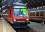 Dann verl�sst der RE in Richtung Glauburg Stockheim, wobei sich die Werbung und die Hallenkonstruktion im relativ neu wirkenden Dosto.