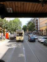 Blick von der Plattform des Bw 808 auf den nachfolgenden T24-Zug, Berlin Juli 2009