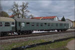 Dieselabschiedsfahrt am Hochrhein.

Der DB-Schnellzugwagen ist heute in Diensten der EFZ mit der Nummer BDms 55 80 2250 099-2 D-NESA. Diese Halbgepäckwagen wurden oft in Eilzügen und bisweilen auch Nahverkehrszügen eingesetzt, sicherlich auch entlang des Hochrheins. Warmbach, März 2026.
