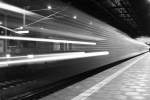 W�hrend der 420 833 auf Abfahrt wartet ist es nun vorbei f�r die 143 132, welche nun den letzten Umlauf f�ahrt.
