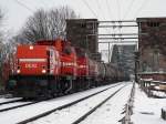 DE 82 und DH 72 der HGK mit Kesselzug an der K�lner S�dbr�cke am 27.12.2010