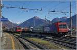 Während die SBB Re484 007 mit ihrer RoLa Domodossola Richtung Novara verlässt, ist die Re 484 011 noch mit Rangieraufgaben für  ihre  RoLa beschäftigt.