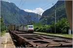 Herrlich viel Verkehr auf der Simplon-Strecke: ein südwärts fahrender Güterzug wartet in Varzo auf die Streckenfreigabe, während aus der Gegenrichtung ein von zwei BLS Re 486
