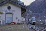 Nun hat der MIKA seine Italien-Zulassung! Der BLS RABe 528 117 verlässt als RE 1 von Bern nach Domodossola die Station Iselle di Traqsquera.