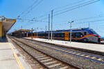 Der Trenitalia „pop“ ETR 104 083, ein vierteiliger Alstom Coradia Stream, verlässt am 20.07.2022 den Bahnhof Catania Centrale in Richtung Bicocca bzw. Syrakus (Siracusa).

Beim Alstom Coradia Stream handelt es sich um einen für den europäischen Markt entwickelten elektrischen Niederflurtriebzug für den Regional- und Intercity-Verkehr. Die Trenitalia erteilte Alstom im August 2016 einen Rahmenauftrag zur Lieferung von 150 Coradia-Zügen. Der Coradia Stream wird von der italienischen Eisenbahngesellschaft „Pop“ genannt und wird in verschiedenen italienischen Regionen eingesetzt. Er soll modular aufgebaut und damit einfacher für verschiedene Bedürfnisse anpassbar sein. Diese Lösung wird an verschiedene Konfigurationen und Kapazitätsanforderungen für den Regional- und Nahverkehr angepasst. 

Alle Coradia Stream für die Trenitalia werden in Italien in den Werken in Savigliano, Sesto San Giovanni und Bologna gefertigt.

TECHNISCHE DATEN:
Bezeichnung: ETR.103 (3-Teiler) / ETR.104 (4-Teiler)
Spurweite: 1.435 mm (Normalspur)
Achsformel: Bo'(2')(2')Bo' (ETR 103) / Bo'(2')(2')(2')Bo' (ETR 104)
Länge über Puffer: 65,7 m (ETR 103) / 84,2 m (ETR 104)
Höchstgeschwindigkeit: 160 km/h
Leistung: 2.000 kW
Stromsystem: 3.000 V DC (=)
Sitzplätze: 239 (ETR 103) / 321 (ETR 104)
