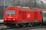 2016 071, der �BB, aufgenommen vor einer kleinen �BB-Wagen-Garnitur bei der Durchfahrt durch den Heimeranplatz, am 23.1.10.