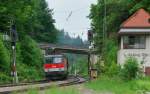 1144 272, aufgenommen am 01.06.10, bei der Einfahrt in den Bahnhof A�ling.