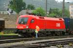 �bergabe der Papiere im Salzburger Schn�rlregen.