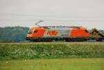 Gelassen nahmen die St�rche die Vorbeifahrt der 1216 902-7, Swietelsky, RTS, hin.