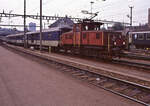 Ee 932 (Ee 3/3 II): Die Zweisystemlok (Wechselstrom SNCF 25 kV 50 Hz / SBB 15 kV 16,7 Hz) 16513  zieht einen schweizer Schnellzug in Basel SBB vor in Richtung der SNCF Strecke. Der erste Wagen ist ein weiss/blauer Gep�ckwagen, der noch als BN beschriftet ist (Bern - Neuch�tel). 22.Juni 1989.   