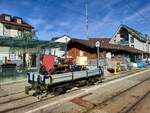 Autour de la voie ferrée / Rund um die eiserne Bahn (Herbstevent 2024) Der LEB M51 beladen mit einem RhB Dm 1/2 und einem Dh 1/2 in Blonay, wobei bei dem von Hand betriebenen Dh 1/2 das  h  sowie