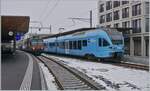 Während der gefällige TPF Flirt RABe 527 198  Groupe Grisoni  in Bulle endet, fährt der SBB RBDe 560 weiter; wobei sich Bahnhofsanzeige und die Anzeige am Zug nicht ganz einig sind wohin die Fahrt geht. Kleine unstimmige Details in den ersten Tagen nach der Aufnahme des Verkehrs auf der umgespurten Strecken Bulle - Broc VILLAGE. 

15. Dez. 2022