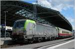 Die BLS Re 475 404 mit ihrem edlen Anhang beim kurzen Halt in Lausanne.