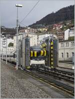In Montreux wird der MOB Alpina Be 4/4 9204 gründlich geputzt und dies mitten im Winter.