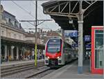 Der RE33 18407 von Annemasse nach St-Maurice erreicht den Bahnhof von Montreux.