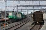 Die BAM Re 4/4 II (UIC 91 85 4420 506 8 CH MBC) manöveriert nun ihren leeren Zug aus Gland auf die frei geworden Rollbockgrube.