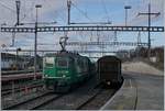 Die BAM Re 4/4 II (UIC 91 85 4420 506 8 CH MBC) manöveriert nun ihren leeren Zug aus Gland auf die frei geworden Rollbockgrube.