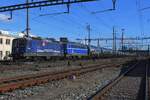 Ex-SBB 421 379 schleppt eine der manche Kerisonenz�ge durch Pratteln am 13 Februar 2024.