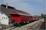 Die ST Personnenwagen B 3 N°4 und N° 3 sowie ein Dienst- und Güterwagen in Triengen.