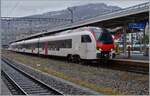 Der für den Fernverkehr gebaute SBB RABe 523 502-8  Mouette  als S3 von Vallorbe nach St-Maurice unterwegs und hält kurz in Vevey.