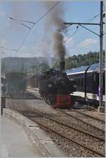Die SEG G 2x 2/2 105 der Blonay-Chamby Bahn rangiert sich in Blonay an ihrem Zug, der Blonay in einigen Minuten in Richtung Chamby verlassen wird.