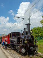 50 Jahre BC - MEGA STEAM FESTIVAL der Museumsbahn Blonay–Chamby:
Die G 3/3 Dampftenderlokomotive BAM Nr. 6 der Museumsbahn Blonay–Chamby, ex JS G 3/3 909, ex SBB G 3/3 109, ex BAM G 3/3 6, f�hrt am 19.05.2018 mit einem Zug von Blonay nach Chaulin hinauf. 

Die Lok wurde1901 von der Schweizerische Lokomotiv- und Maschinenfabrik (SLM) in Winterthur unter der Fabriknummer 1341 gebaut und an die JS (Jura–Simplon-Bahn), als Tallok (f�r die Flachstrecke Interlaken-Meiringen), geliefert. Die JS entstand 1890 durch die Fusion der JBL (Jura–Bern–Luzern) mit den Suisse-Occidentale–Simplon (SOS), die Lok wurde aber auch noch als JBL G 3/3 309 gef�hrt. Die JS wurde1903, damals gr��tes Bahnunternehmen der Schweiz, verstaatlicht und in die SBB integriert (nun SBB Br�nigbahn), so erhielt die Lok die Bezeichnung SBB 109. 1921 wurde sie dann an die BAM (Bi�re–Apples–Morges-Bahn) verkauft. Die Lok erhielt nicht nach der Reihenfolge der vier BAM-Maschinen die Nummer 5 sondern Nummer 6, weil man einfach die „Zahl Neun“ (der 109) umdrehte und verwendete.

Zwischen 1887 und 1903 wurden insgesamt 16 baugleiche dieser Dampf-Tenderlokomotiven der Bauart G 3/3 von der SLM in Winterthur gebaut. F�r die JBL, sowie deren Nachfolgerin, JS und die SBB Br�nigbahn wurden insgesamt 10 Lokomotiven dieses Typs geliefert, f�r die BAM waren es 4 und f�r die MOB waren es 2 Lok. 

Die mit Au�enrahmen versehenen Dampftenderlokomotiven, besa�en Treibr�der mit einem Durchmesser von 1050 mm. Einzig die beiden MOB Dampflokomotiven wurden mit kleineren Treibr�dern von 950 mm ausgeliefert, um in den Steigungen bis zu 73 ‰ eine h�here Zugkraft zu erreichen. Dadurch sank die H�chstgeschwindigkeit bei den MOB Dampflokomotive von 45 auf 35 km/h. Der Kesseldruck wurde von anf�nglich 11 bar bei den Br�nigbahn Dampflokomotiven, bei den nachfolgenden BAM und MOB Dampflokomotiven auf 12 bar erh�ht.

Auf dem Kessel waren ein Dampfdom und ein Sanddom. Auf dem Dampfdom befand sich das Sicherheitsventil. Auf den Schieberk�sten befanden sich Ricour-Saugventile. Die mittlere Achse war als Treibachse ausgef�hrt. Die au�enliegende Steuerung war eine nach Walschaert mit Taschenkulisse. Die Federn befanden sich �ber den Achslagern und deren St�tzen waren unterhalb des Umlaufbleches montiert. Die ersten sechs Dampflokomotiven der JBL hatten noch einen Querausgleich zwischen den vorderen St�tzen der ersten Achse. Auf diesen wurde bei den letzten 10 Maschinen verzichtet. W�hrend die Br�nigbahnlokomotiven eine Leistung von 180 PS erbrachten, konnte dank Erh�hung des Druckes die Leistung der BAM und MOB Lokomotiven auf 200 PS erh�ht werden. Neben dem Kessel befanden sich beidseitig die Wasser- und Kohlek�sten. W�hrend die Br�nigbahn- und BAM-Lokomotiven nur Schwerkraft-Sander hatten, war bei den MOB-Lokomotiven ein Dampfsander eingebaut.

TECHNISCHE DATEN:
Spurweite: 1.000 mm (Meterspur)
Achsformel: C'
L�nge �ber Puffer: 7.020 mm
Achsabst�nde: 2 x 1.250 mm = 2.500 mm
Dienstgewicht: 20 t
H�chstgeschwindigkeit: 45 km/h (MOB Loks 35 km/h)
Leistung: 180 PS (nach Umbau bei BAM 200 PS, wie alle BAM und MOB Loks)
Anfahrzugkraft: 2.650 kg (MOB Loks 3.000 kg)
Treibraddurchmesser: 1.050 mm (MOB Loks 950 mm)
Zylinderanzahl: 2
Zylinderdurchmesser: 310
Kolbenhub: 480
Kessel�berdruck: 11 Bar am Br�nig (nach Umbau bei BAM 12 Bar)
Anzahl der Heizrohre: 126
Heizrohrl�nge: 2.900 mm
Rostfl�che: 0.8 m�
�berhitzerfl�che: 10.2 m�
Verdampfungsheizfl�che: 50.2 m�
Wasservorrat: 2,6 m�
Kohlevorrat: 0.5 t
