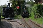 Während die BFD HG 3/4 N° 3 der Blonay Chamby Bahn in der Lokwartung kalt abgestellt ist, dampft die LEB G 3/3 N° 5 (Baujahr 1890) der Blonay Chamby Bahn zur Lokwartung und lässt
