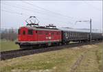 Re 4/4 I 10009 als Schiebelok bei einer Dampffahrt zum Gotthard. Otelfingen, M�rz 2018.