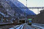 Ein eisiger Morgen in Goppenstein: BLS Re 4/4 175 wartet mit dem übernächsten Autozug nach Kandersteg, während Lötschberger 117 nach Brig ausfährt.